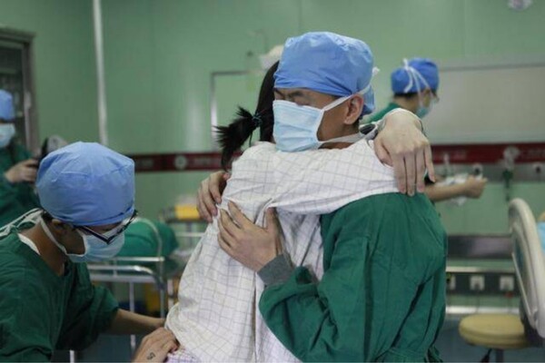 Mẹ trẻ 9X vừa sinh con xong liền khóc nức nở vì thấy con “lạ quá”, gia đình hoang mang nhưng bác sĩ chúc mừng - 1