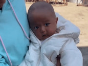 Yêu con - Bố mẹ da trắng nhưng con chào đời da đen khiến cả nhà nghi ngờ, 1 năm sau sự thật được tiết lộ