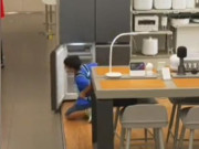 Yêu con - Bé trai tiểu học cố tình giấu vở bài tập vào tủ lạnh ở TTTM để "tiêu huỷ" khiến dân tình "cười ra nước mắt"