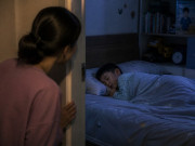 Yêu con - Cứ 8 giờ tối là con lên giường đi ngủ, mẹ nghi ngờ về nhà kiểm tra người giúp việc mới sáng tỏ