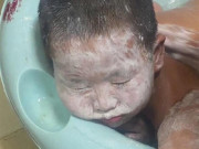 Yêu con - Mẹ phát hiện con trai đi tắm mãi vẫn chưa ra, vào kiểm tra thì hoảng hốt thấy mặt con trắng bệch