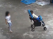 Yêu con - Chị gái chơi với em trai trước sân nhà, chiếc xe đẩy bất ngờ xảy ra sự cố khiến phụ huynh thót tim