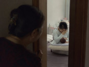 Bà bầu - Thấy con dâu cứ cho con bú là trốn vào chỗ kín, mẹ chồng lén nhìn qua khe cửa liền lập tức gọi con trai về gấp