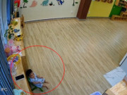 Yêu con - Đã muộn nhưng mẹ chưa đến đón, camera giám sát ghi lại cảnh bé trai ngồi một mình ở góc lớp, hành động ai cũng xót
