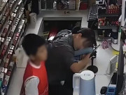Thấy mẹ nằm bất động gọi mãi không dậy, bé trai tiểu học làm một việc khiến người lớn phải học theo