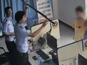 Yêu con - “Khối nghỉ hè” đến đồn cảnh sát khiến ai cũng căng thẳng, cả căn phòng vỡ òa khi hai đứa trẻ lên tiếng