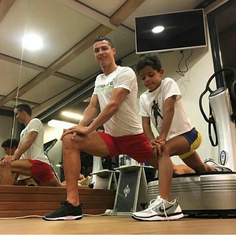 Lionel Messi mỗi năm chi 3,5 tỷ đồng học phí cho con, dạy con 2 điều khác hẳn Cristiano Ronaldo - 8