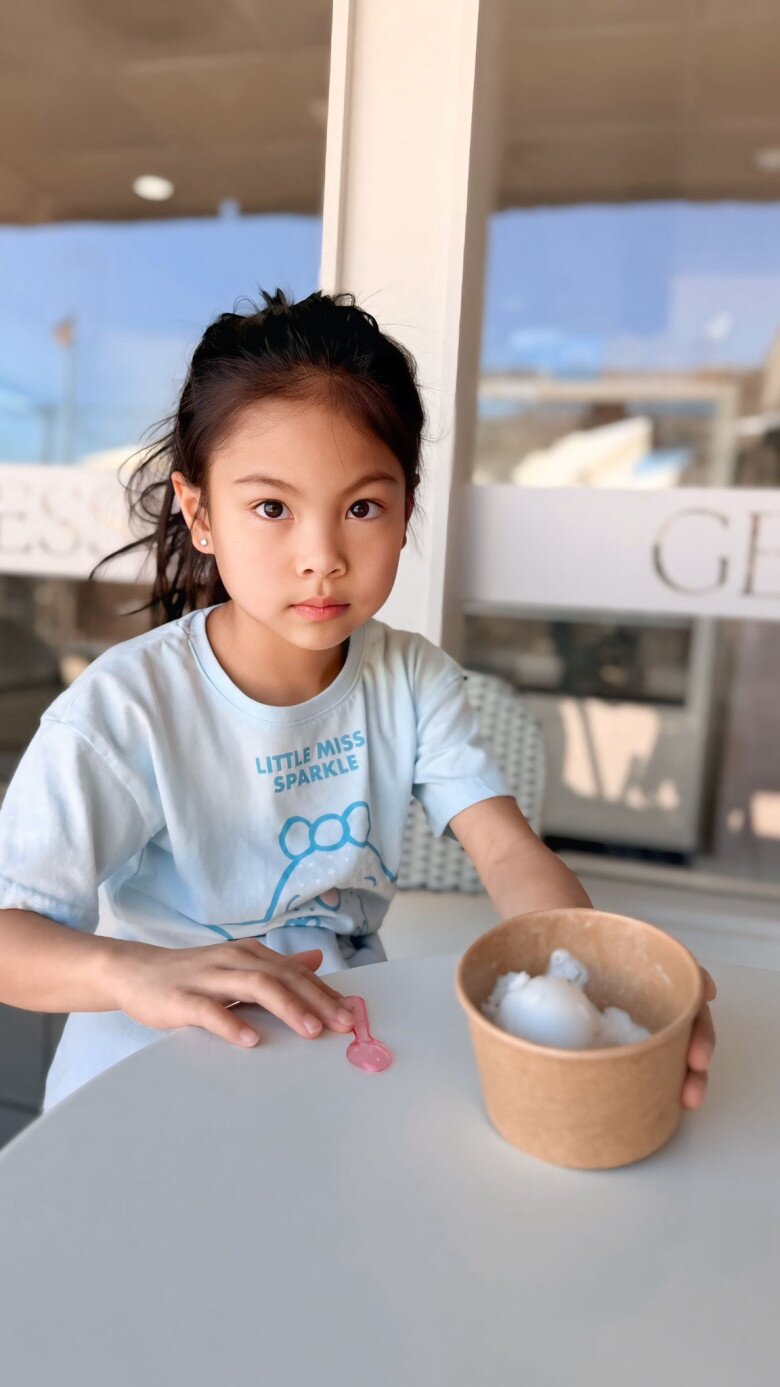 Talia còn nhỏ đã hiểu chuyện, là đứa trẻ sống tình cảm, yêu thương bố mẹ.