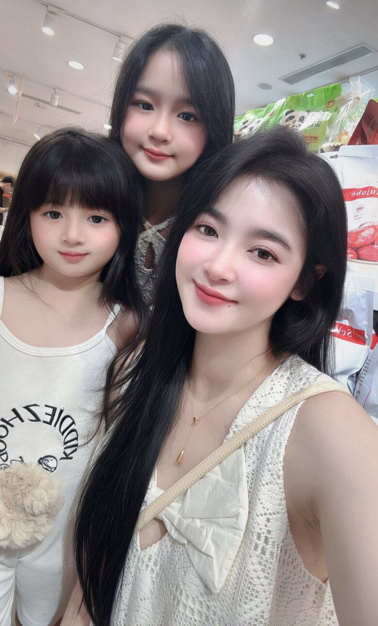 Nhan sắc 3 mẹ con khiến cõi mạng không khỏi trầm trồ vì quá cực phẩm.