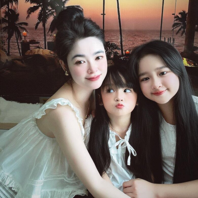 Cặp tiểu mỹ nhân Việt ngày bé bác sĩ đỡ đẻ và y tá đều khen amp;#34;Quá đẹpamp;#34;, mẹ 2 bé cũng khiến nhiều người nhầm là amp;#34;gái sonamp;#34; - 1