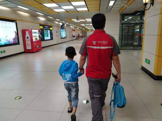 Bố làm shipper ngủ gật, bé trai giơ tờ giấy amp;#34;Xin mọi người nói nhỏamp;#34; trên tàu điện, dân mạng: Đây mới là ông bố amp;#34;giàu cóamp;#34; - 2