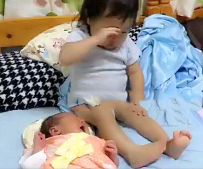 Người mẹ tỉnh giấc vì tiếng con khóc giữa đêm, vừa bật đèn thấy con gái có hành động khó tin với em sơ sinh - 1
