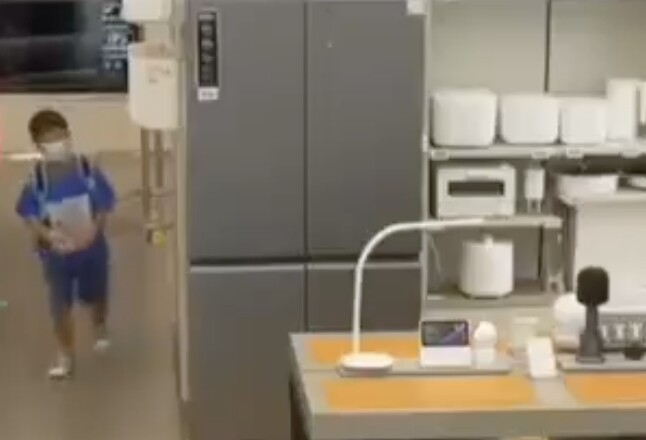 Bé trai tiểu học cố tình giấu vở bài tập vào tủ lạnh ở TTTM để amp;#34;tiêu huỷamp;#34; khiến dân tình amp;#34;cười ra nước mắtamp;#34; - 1