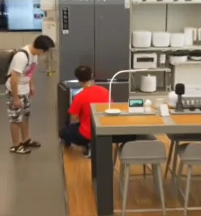 Bé trai tiểu học cố tình giấu vở bài tập vào tủ lạnh ở TTTM để amp;#34;tiêu huỷamp;#34; khiến dân tình amp;#34;cười ra nước mắtamp;#34; - 4