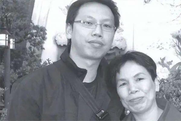 Mẹ nuôi và cậu con trai thành tài có hiếu.