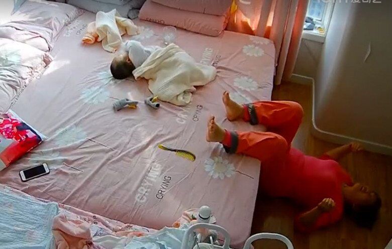 Nhờ chăm cháu nhưng mẹ chồng để mặc cháu khóc, con dâu xem camera hối hận vô cùng - 2