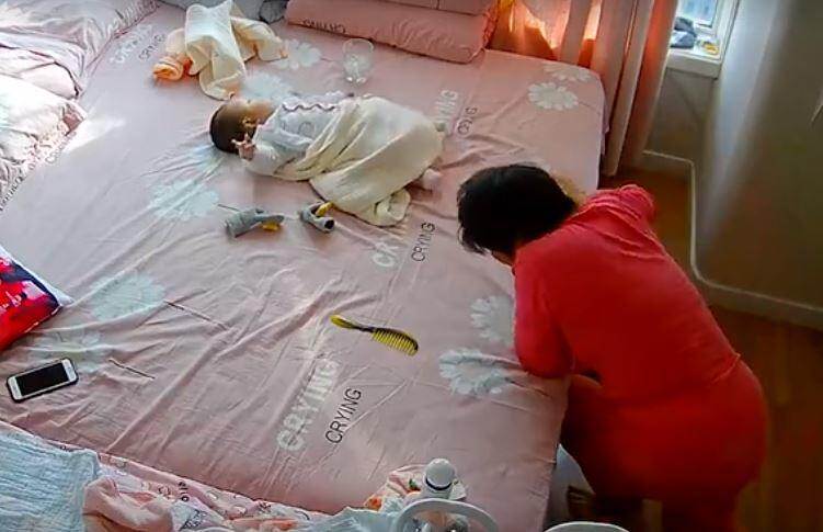 Nhờ chăm cháu nhưng mẹ chồng để mặc cháu khóc, con dâu xem camera hối hận vô cùng - 4