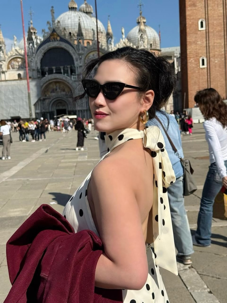 Nữ tài xế nổi tiếng xinh nhất nước làm mẹ đơn thân, U40 đẹp nõn nà, nhìn con gái còn bất ngờ hơn - 4