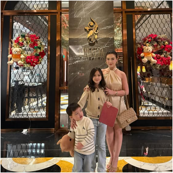 Nữ tài xế nổi tiếng xinh nhất nước làm mẹ đơn thân, U40 đẹp nõn nà, nhìn con gái còn bất ngờ hơn - 5