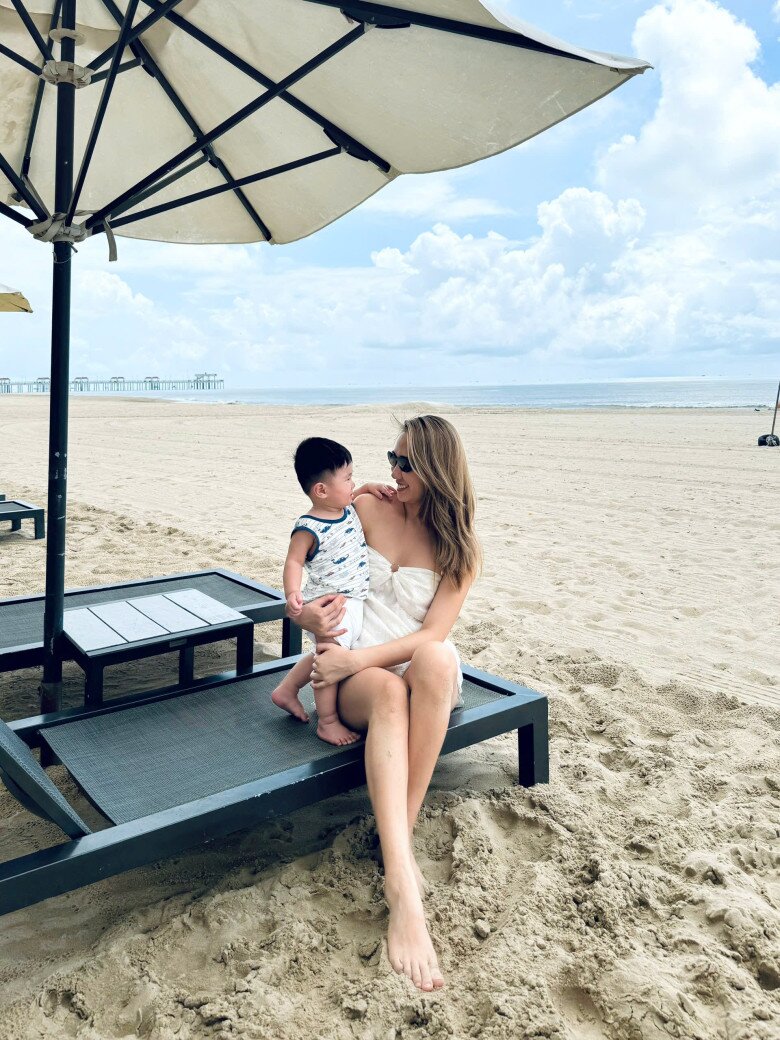 Nữ tiếp viên hàng không gốc Lâm Đồng rời cabin máy bay sinh con, cậu bé 2 tuổi nói được 3 thứ tiếng - 2