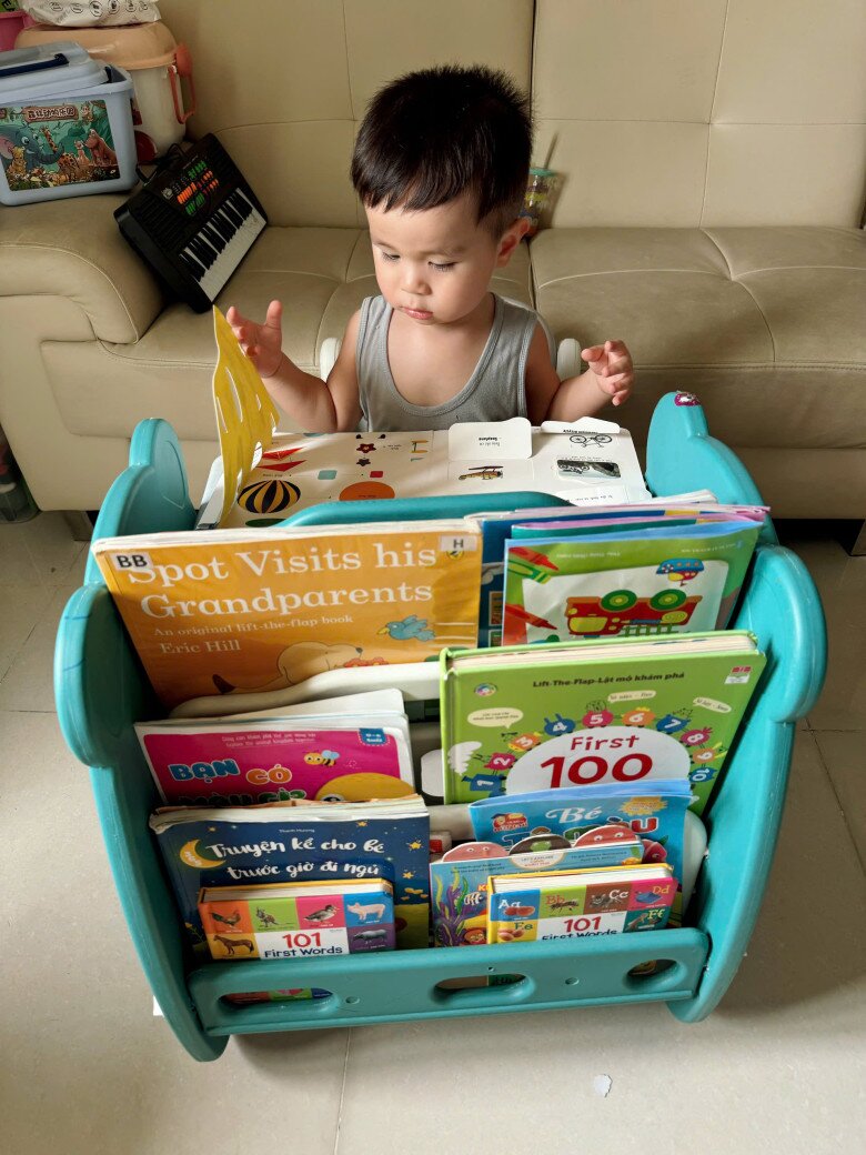 Nữ tiếp viên hàng không gốc Lâm Đồng rời cabin máy bay sinh con, cậu bé 2 tuổi nói được 3 thứ tiếng - 4