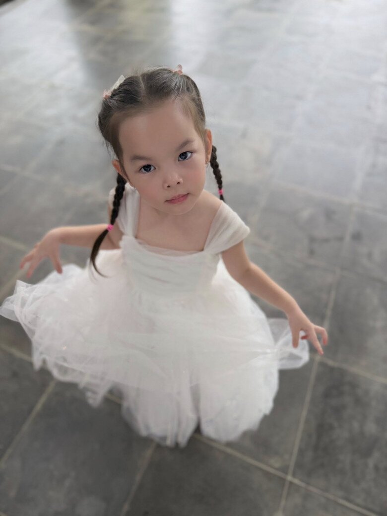 Phạm Quỳnh Anh làm trợ lý đưa con gái đi diễn show, ủng hộ ái nữ theo nghề ca sĩ của mẹ - 3