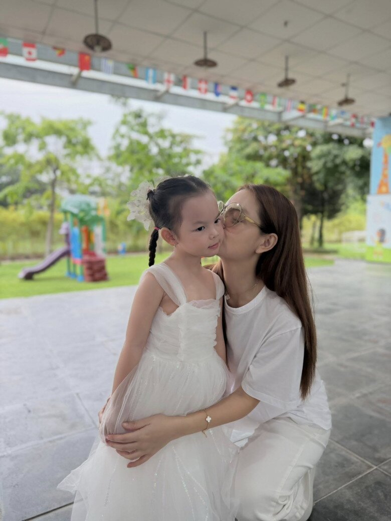 Phạm Quỳnh Anh làm trợ lý đưa con gái đi diễn show, ủng hộ ái nữ theo nghề ca sĩ của mẹ - 2