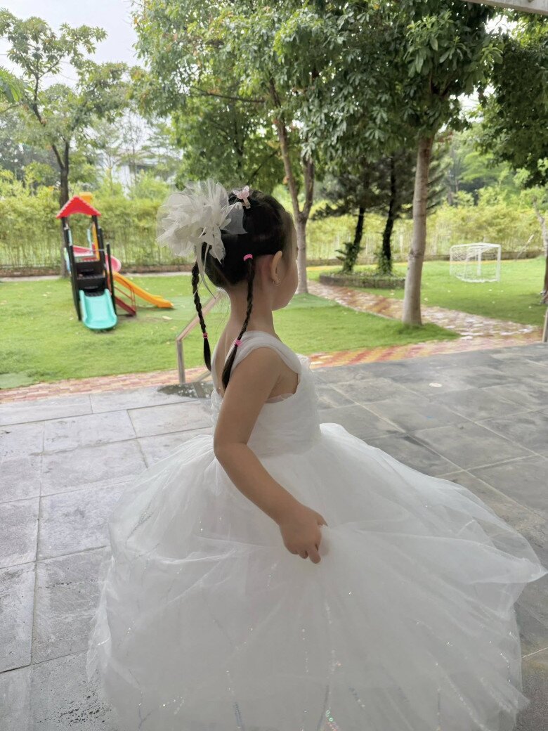 Zoey được mẹ đưa đến trường biểu diễn văn nghệ.