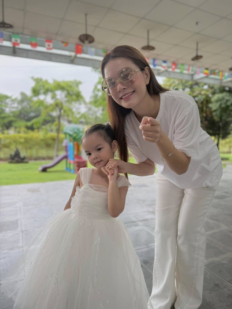 Phạm Quỳnh Anh làm trợ lý đưa con gái đi diễn show, ủng hộ ái nữ theo nghề ca sĩ của mẹ - 1