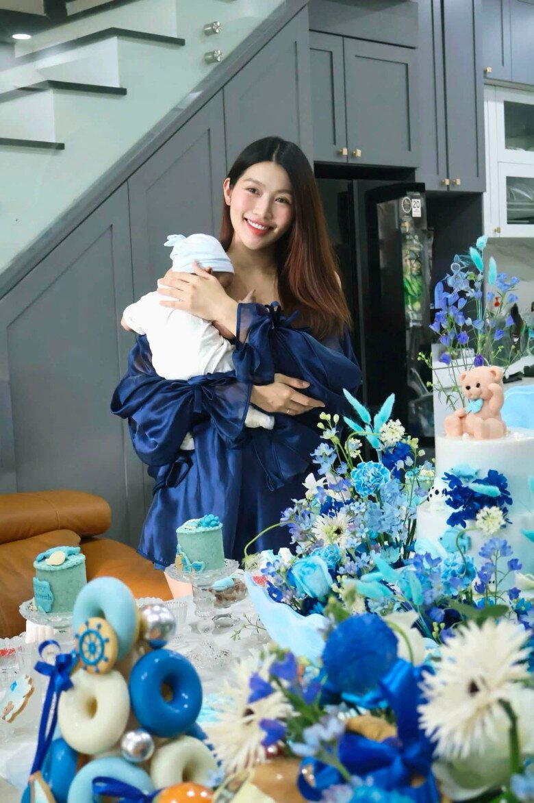 Sinh quý tử cho ông chủ khách sạn, Á hậu Lâm Đồng làm mâm cúng đầy tháng màu xanh cho con ở biệt thự đẹp mê - 2