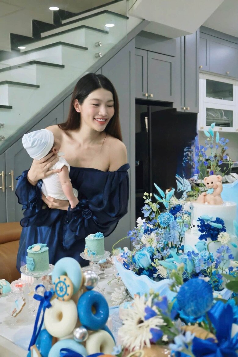 Sinh quý tử cho ông chủ khách sạn, Á hậu Lâm Đồng làm mâm cúng đầy tháng màu xanh cho con ở biệt thự đẹp mê - 1