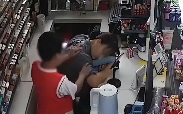Thấy mẹ nằm bất động gọi mãi không dậy, bé trai tiểu học làm một việc khiến người lớn phải học theo - 1