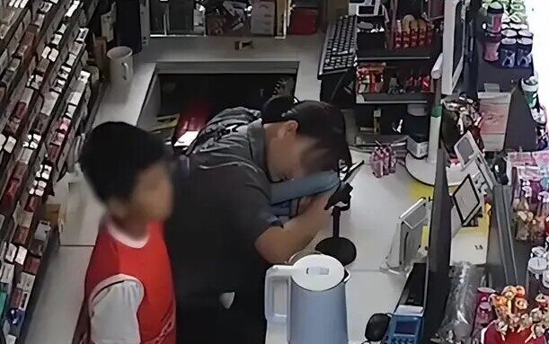 Thấy mẹ nằm bất động gọi mãi không dậy, bé trai tiểu học làm một việc khiến người lớn phải học theo - 2