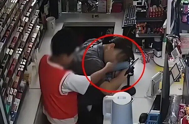 Thấy mẹ nằm bất động gọi mãi không dậy, bé trai tiểu học làm một việc khiến người lớn phải học theo - 3