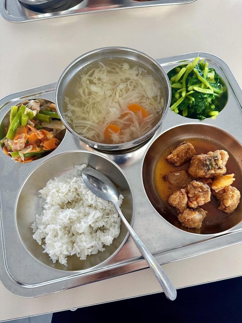 Ở một ngày khác, thực đơn cơm trường học gồm thịt rim, đậu que xào thịt, rau cải luộc, canh bắp cải.