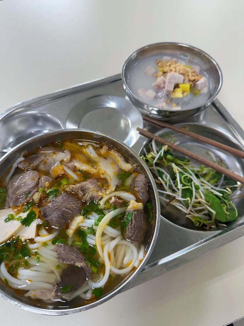 Bữa ăn đa dạng món nhìn rất chất lượng. (Ảnh Facebook)