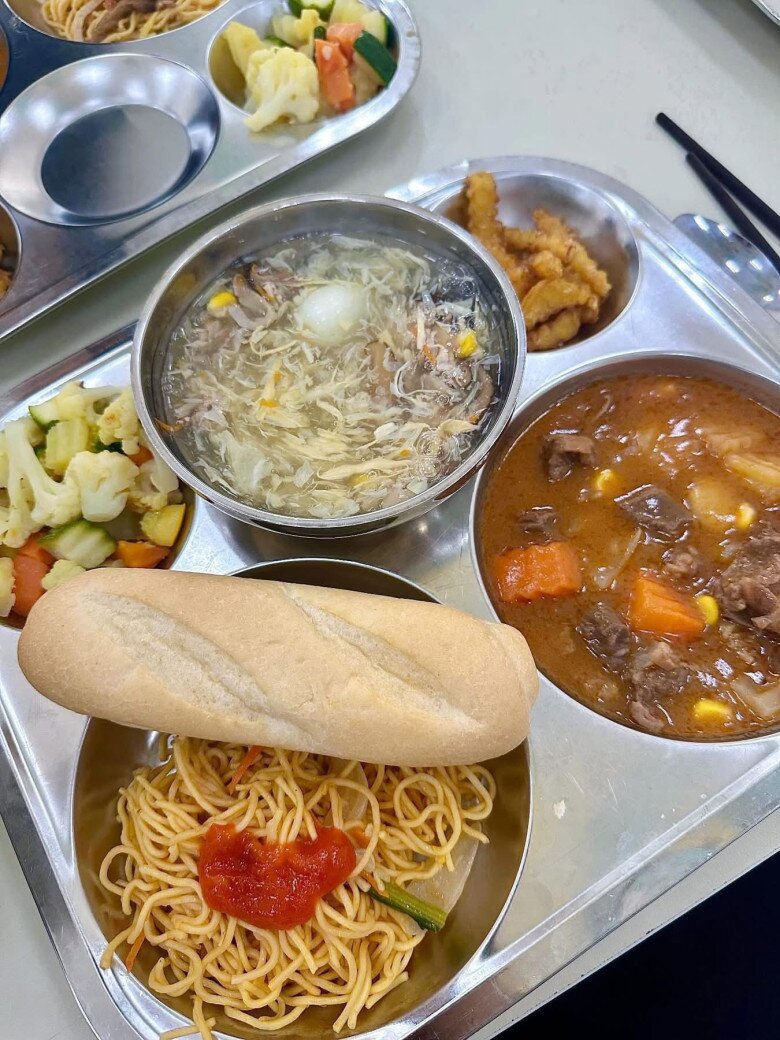 Nhiều trang mạng xã hội viết chú thích cho loạt ảnh này là cơm trưa ở một trường có học phí 9 con số.