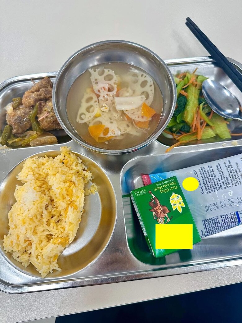Nhiều phụ huynh bán tín bán nghi không biết đây là cơm trưa của học sinh hay giáo viên.
