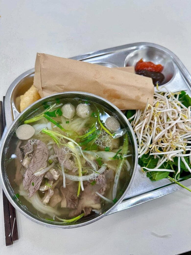 Một bữa ăn trưa với phở bò kèm rau giá. 