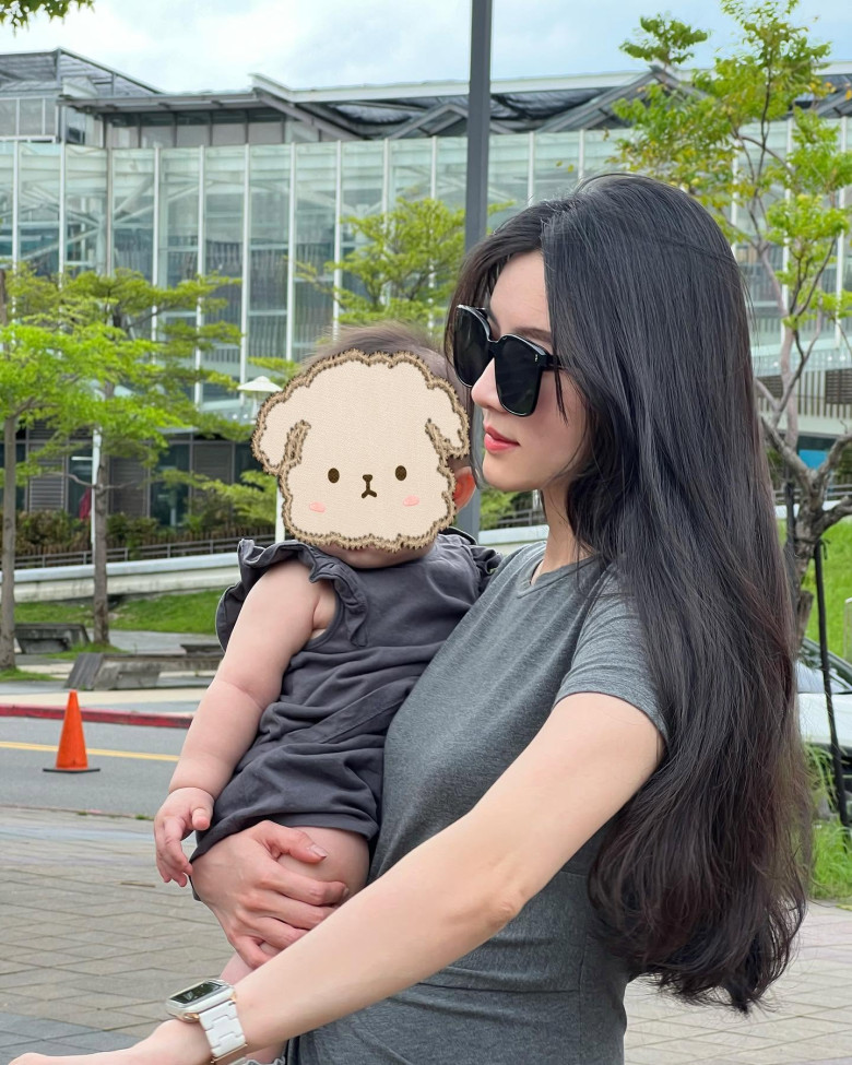 Cô nay đã làm mẹ 1 bé gái, nhưng quyết định giấu kín mặt con và chồng.