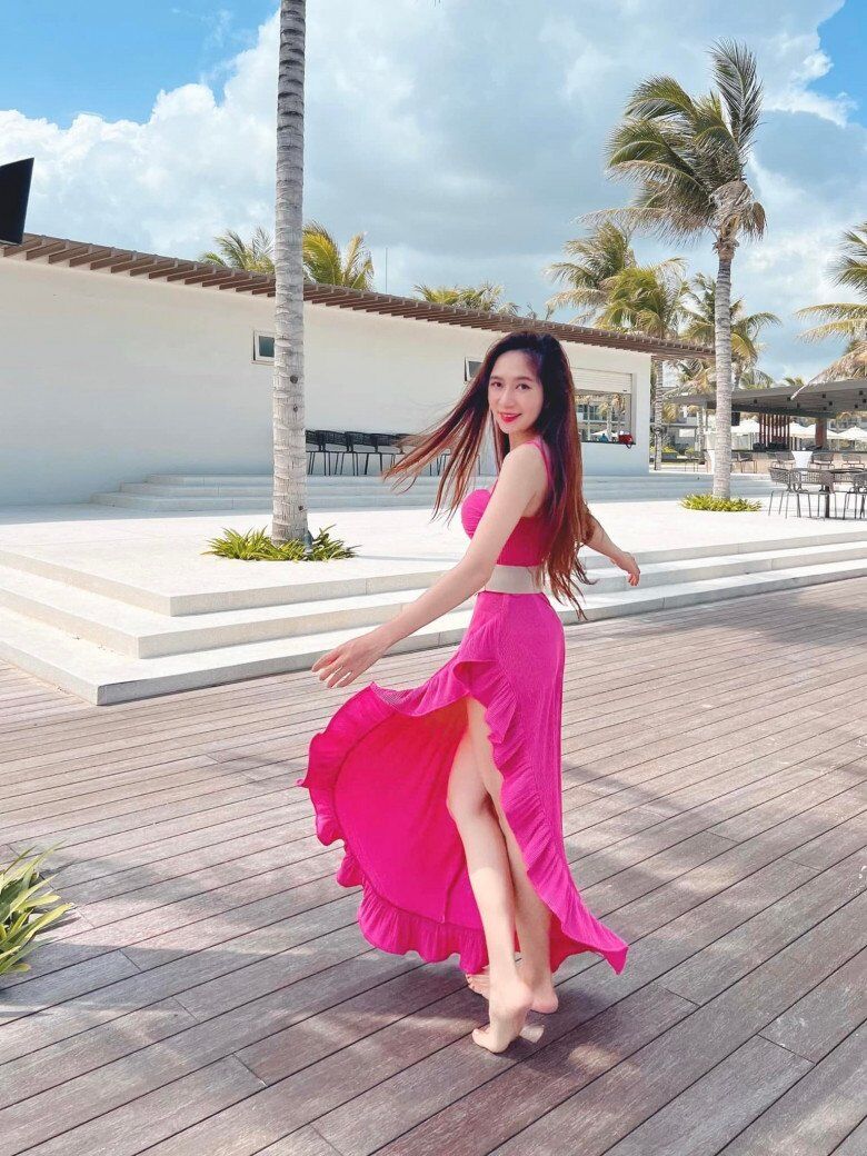 Tiểu thư Hà Nội “gây sốt” với loạt ảnh ở bãi biển, cõi mạng “sốc” khi biết đã U50, sinh 4 con cho đạo diễn trăm tỷ - 6