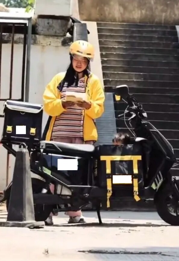 Trời nắng nóng 40 độ C, người mẹ shipper bỏ con gái vào thùng đi giao hàng, sự thật 1,4 tỷ đồng đằng sau gây nhói lòng - 1