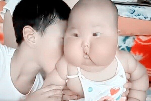 Từng là cô bé xinh xắn, con gái đổi khác sau 6 tháng ở quê ông bà nuôi, người mẹ amp;#34;sốc lên sốc xuốngamp;#34; - 1
