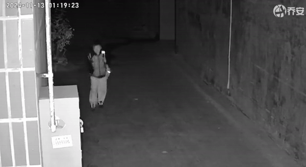 Vô tình kiểm tra camera trước cổng nhà, cậu ruột hết hồn khi thấy cháu trai cấp 1 mang cặp bỏ đi lúc 1 giờ sáng - 2