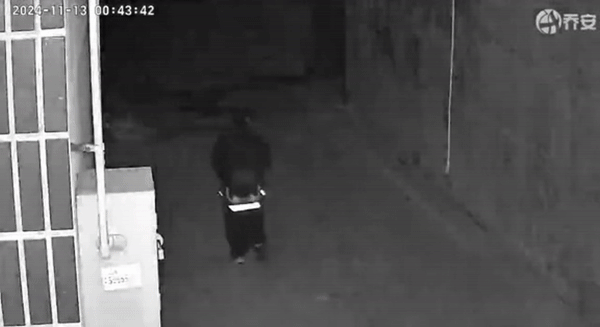 Vô tình kiểm tra camera trước cổng nhà, cậu ruột hết hồn khi thấy cháu trai cấp 1 mang cặp bỏ đi lúc 1 giờ sáng - 1