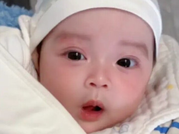 Bé sơ sinh chào đời toàn thân phủ màu trắng, 3 ngày sau nổi tiếng cả bệnh viện vì xinh như thiên thần