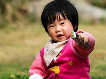 Gửi con gái xinh 3 tuổi về quê bà chăm, mẹ đi xuất khẩu lao động về căng mắt vẫn không nhận ra con