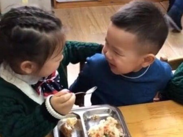 Yêu con - Cô giáo gửi hình 2 trẻ mầm non đang ăn trưa vào nhóm lớp, phụ huynh phàn nàn, hiệu trưởng phải lên tiếng giải thích