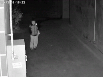 Vô tình kiểm tra camera trước cổng nhà, cậu ruột hết hồn khi thấy cháu trai cấp 1 mang cặp bỏ đi lúc 1 giờ sáng