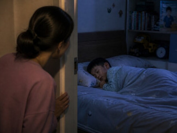 Cứ 8 giờ tối là con lên giường đi ngủ, mẹ nghi ngờ về nhà kiểm tra người giúp việc mới sáng tỏ